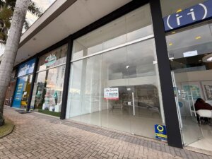 Sala comercial com mezanino no Spazio Sassi: espaço, visibilidade e localização para impulsionar o seu negócio